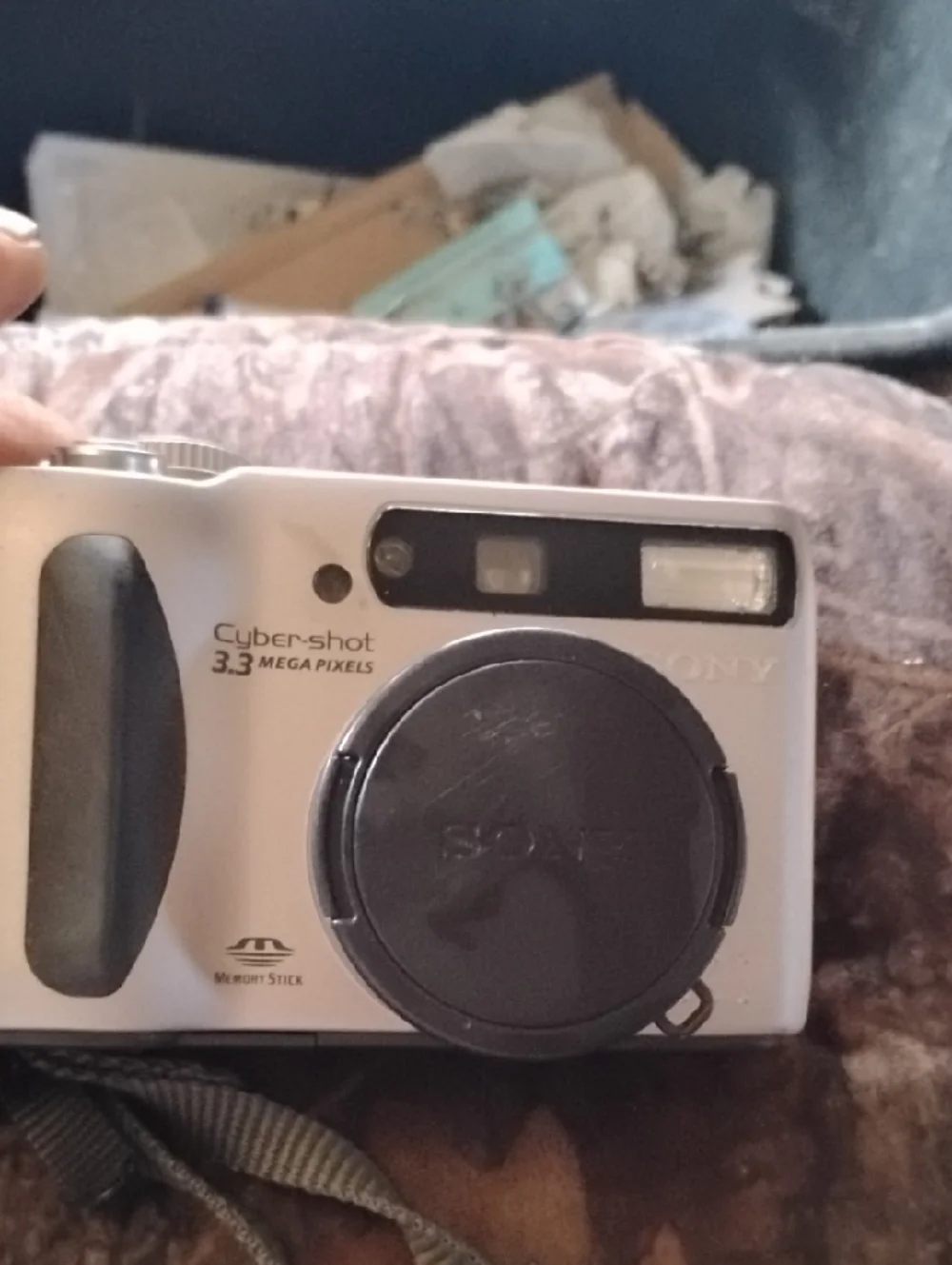 Sony Cyber-shot DSC-S75 Compact Digital Camera in Silver and Black